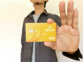 homme en portant et montrant un Orange crédit carte photo