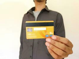 homme en portant et montrant un Orange crédit carte photo