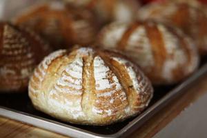 pain au beurre fait maison sur plateau en métal photo