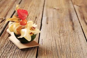 avocat et tranches de fromage garnies de fruits photo