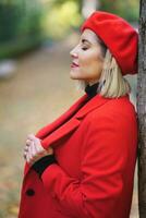 élégant femme près arbre dans l'automne parc photo