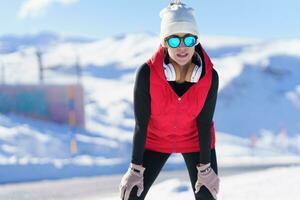 moderne sportif femme dans hiver la nature photo
