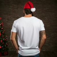 ai généré homme avec Père Noël chapeau portant blanc surdimensionné t - chemise photo