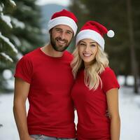 ai généré une magnifique couple, tous les deux sont portant rouge t-shirts et Père Noël Noël Chapeaux photo