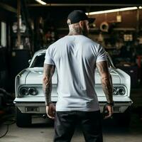 ai généré une muscle homme permanent derrière une muscle auto. homme portant Vide blanc T-shirt photo