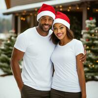 ai généré une couple avec Père Noël claus Chapeaux portant blanc t-shirts avec Noël arbre et neige dans le Contexte photo