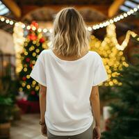 ai généré fille portant blanc surdimensionné t - chemise dans de face de Noël des arbres. retour vue photo