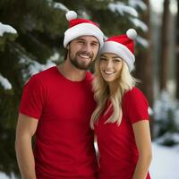 ai généré une magnifique couple, tous les deux sont portant rouge t-shirts et Père Noël Noël Chapeaux photo