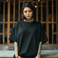 ai généré un asiatique fille avec tatouages portant une noir énorme T-shirt photo