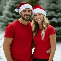 ai généré une magnifique couple, tous les deux sont portant rouge t-shirts et Père Noël Noël Chapeaux photo