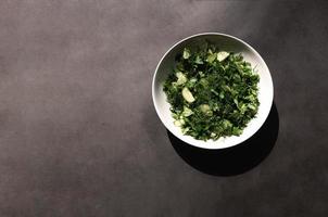 Salade de concombres à l'aneth et au persil sur la plaque un fond gris photo