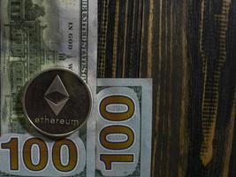 ethereum d'argent sur des dollars américains. monnaie numérique photo