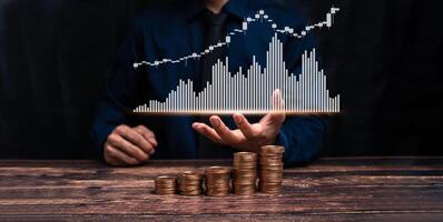 progrès ou succès homme d'affaires ou commerçant stock croissant investir photo