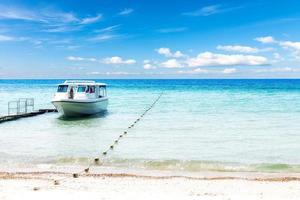 temps des vacances d'été. bateau rapide sur la plage de sable photo