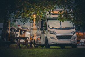 moderne RV campeur van et une camping place photo