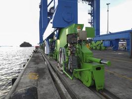 une grue à quai géante sur la plate-forme portuaire photo