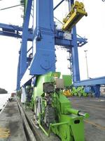 une grue à quai géante sur la plate-forme portuaire photo