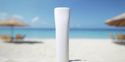 Vide vide blanc Plastique tube. crème solaire lotion sur une sablonneux plage, été composition avec des lunettes de soleil, bleu mer comme arrière-plan, copie espace. été vacances et peau se soucier concept, ai génératif photo