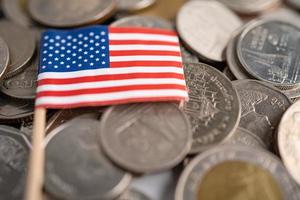 pile de pièces de monnaie avec le drapeau américain des états-unis, concept financier. photo