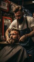 une coiffeur garniture une homme barbe avec tondeuses photo