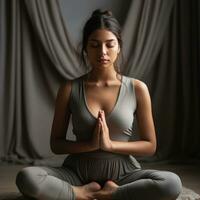 une femme est montré Faire yoga dans une détaillé photo