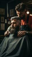 une coiffeur garniture une homme barbe avec tondeuses photo