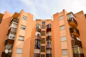 un appartement bâtiment avec balcons photo