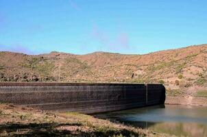 barrage dans le montagnes photo