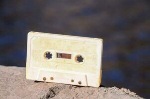 une cassette sur une Roche photo