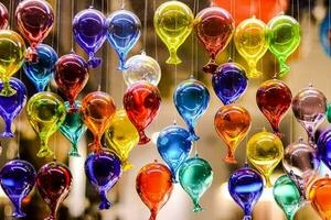 beaucoup coloré verre des ballons pendaison de une plafond photo