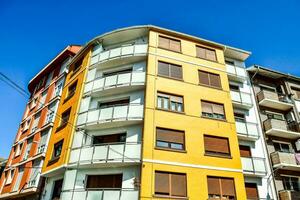 une bâtiment avec Jaune et blanc des murs photo