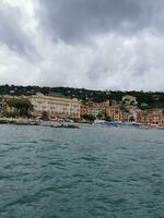 photo de une scénique vue de une ville horizon avec une magnifique front de mer