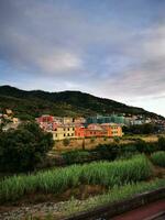 photo de une pittoresque sommet de la colline ville avec étourdissant vues