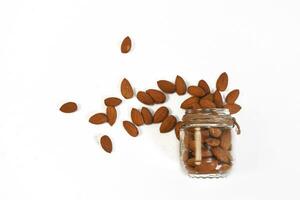 groupe de amandes isolé sur blanc Contexte photo