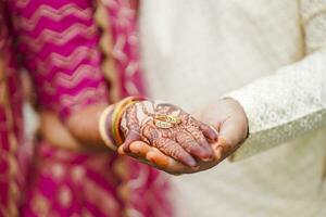 un Indien la mariée et jeune marié leur spectacles engagement anneaux pendant une hindou mariage rituel photo