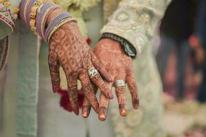 Indien jeune marié et la mariée main dans main montrant bague photo