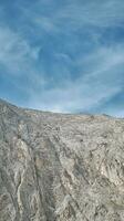 verticale tir, vue de le Vihren crête de Kazana abri, actif des loisirs et randonnée photo