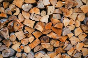 fermer de haché pin bois de chauffage empilés dans une tas de bois, enregistrement ou préparé pour hiver, Contexte photo