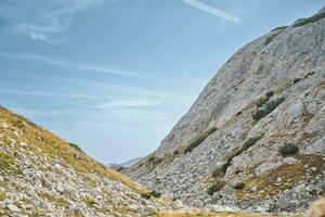 actif des loisirs dans le montagnes, randonnée le long de populaire Montagne itinéraires, idée pour une bannière photo