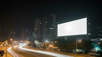 La publicité moquer en haut Vide panneau d'affichage à nuit temps avec rue lumière avec copie espace pour Publique information planche panneau d'affichage Vide pour Extérieur La publicité affiche photo