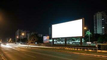 La publicité moquer en haut Vide panneau d'affichage à nuit temps avec rue lumière avec copie espace pour Publique information planche panneau d'affichage Vide pour Extérieur La publicité affiche photo