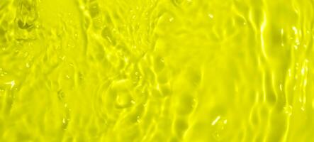 abstrait transparent l'eau ombre surface texture Naturel ondulation sur Jaune Contexte photo