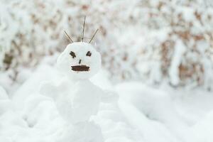 laid bonhomme de neige dans neige couvert parc. hiver concept photo