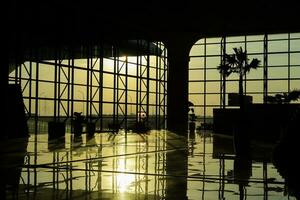 le aéroport silhouette intérieur pendant le lever du soleil. yogyakarta international aéroport oui est moderne établissement portion international et national vols. Kulon continuer - Indonésie 09 03 2023 photo