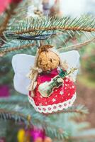 Fait main Naturel noyer Noël décoration sur Noël arbre. Noël ange avec ailes, étoile et violon violoncelle. DIY des idées pour les enfants. environnement, réutilisation, recyclage concept. sélectif concentrer photo