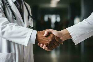 fermer sur une médical Assurance agent salutation une médecin avec une poignée de main. génératif ai photo