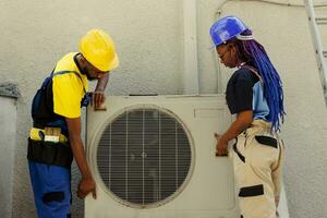 capable électricien et précis militaire ouverture en haut vieux dysfonctionnement condenseur à remplacer il avec Nouveau performant Extérieur HVAC système après évacuation fréon réservoir et remplacer compresseur photo