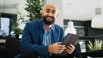 Commencez ouvrier en utilisant tablette dans bureau, fabrication présentation pour exécutif planche Compte rendu réunion. milieu est entrepreneur vérification Les données et mensuel rapport, ai développeur Tâches. photo