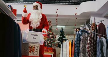 proche en haut coup de don récipient dans mode boutique. généreuse les clients touché par de fête esprit faire un don vêtements pour humanitaire efforts pendant Noël vacances saison photo