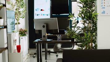 salle de réunion Bureau espace avec bureaux et Stationnaire outils utilisé pour tous les jours exécutif Tâches dans entreprise département lieu. vide Commencez cotravail espace, petit affaires décorations. photo